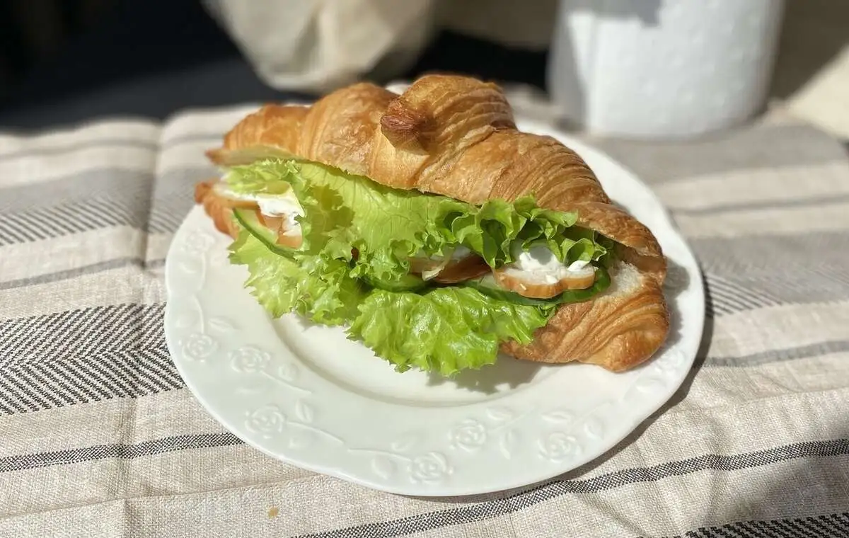 Круассан с копченой курицей