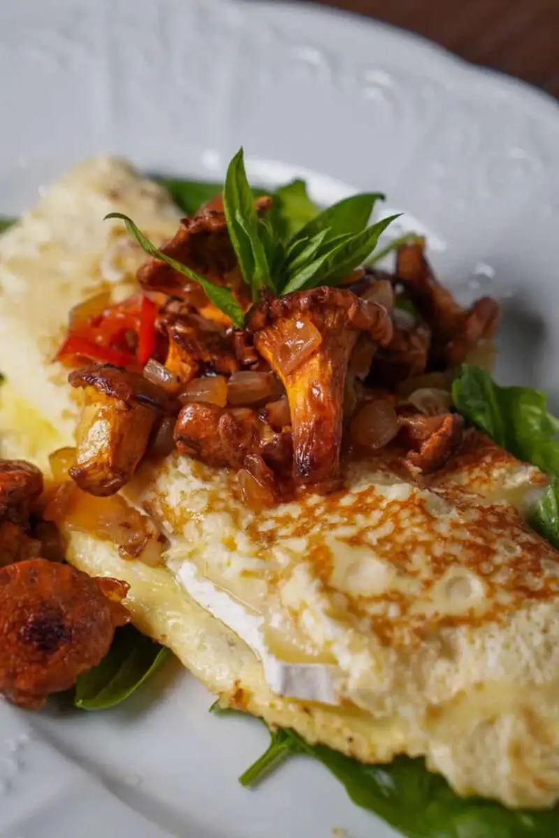 Омлет с лисичками и сыром камамбер 230гр.