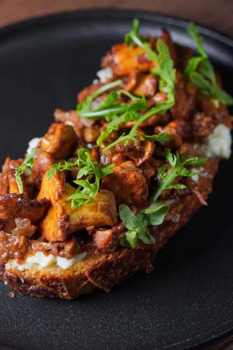 Сморреброд с лисичками и копченым мясом 260гр.