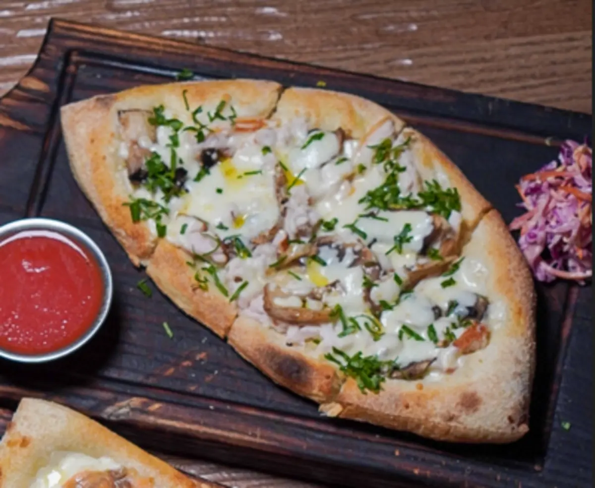 Пицца с грибами и копченой курицей  270гр.