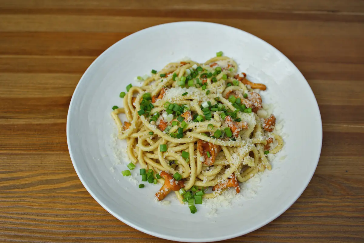 Спагетти с черным перцем, сыром и лисичками