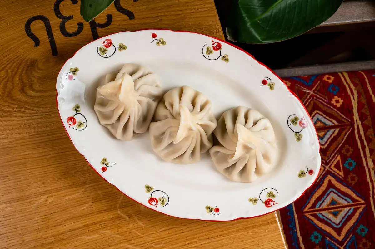 Хинкали чакапули с говядиной и пряными травами