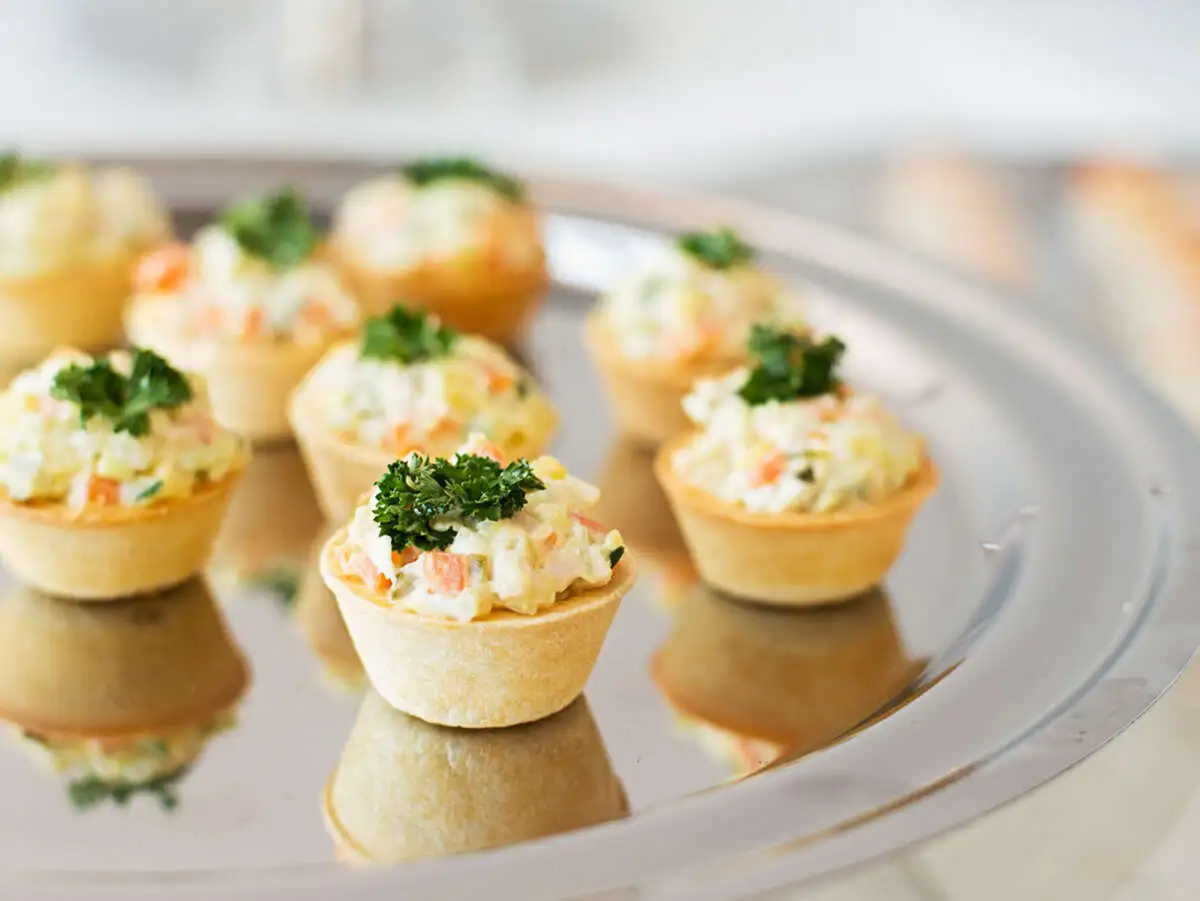 Тарталетка с Оливье с копчёной курицей.