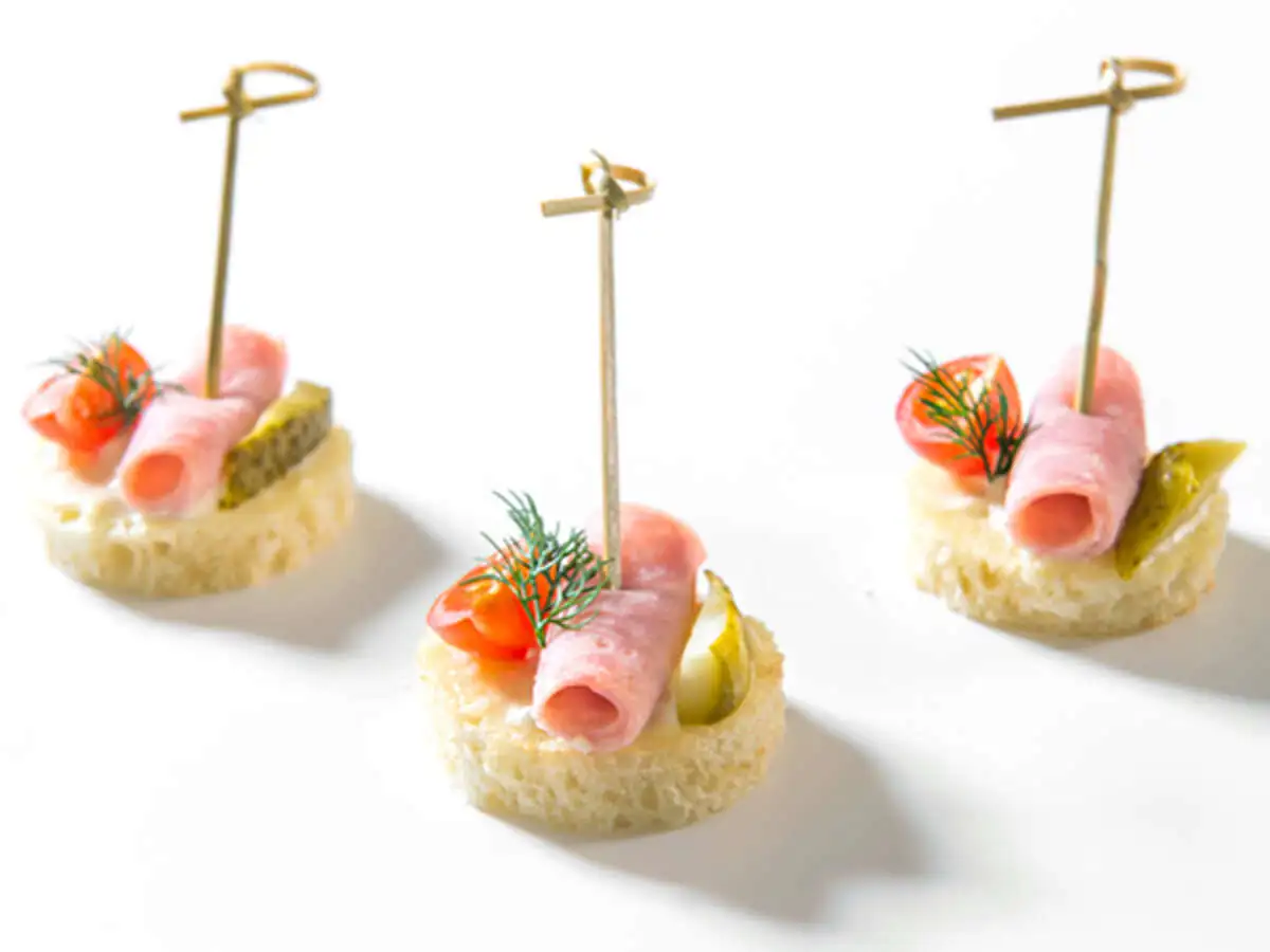 Канапе с ветчиной черри и корнишонами