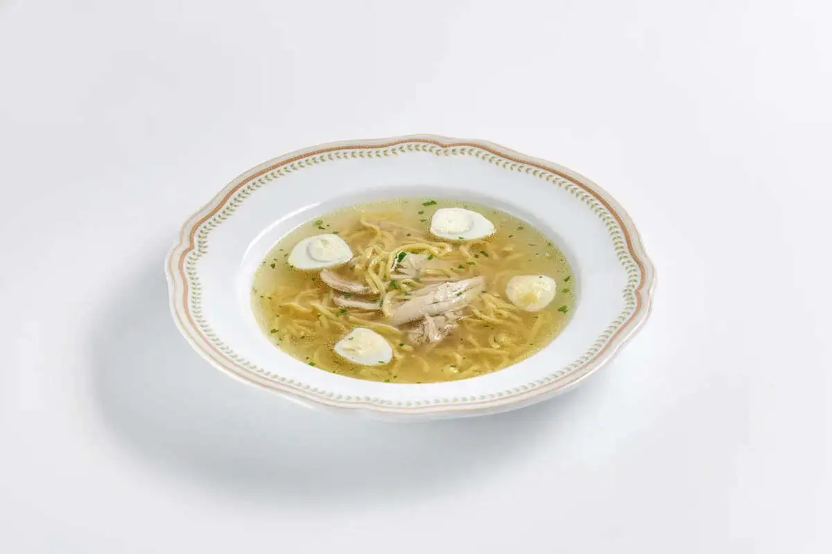 Куриный бульон с домашней лапшой