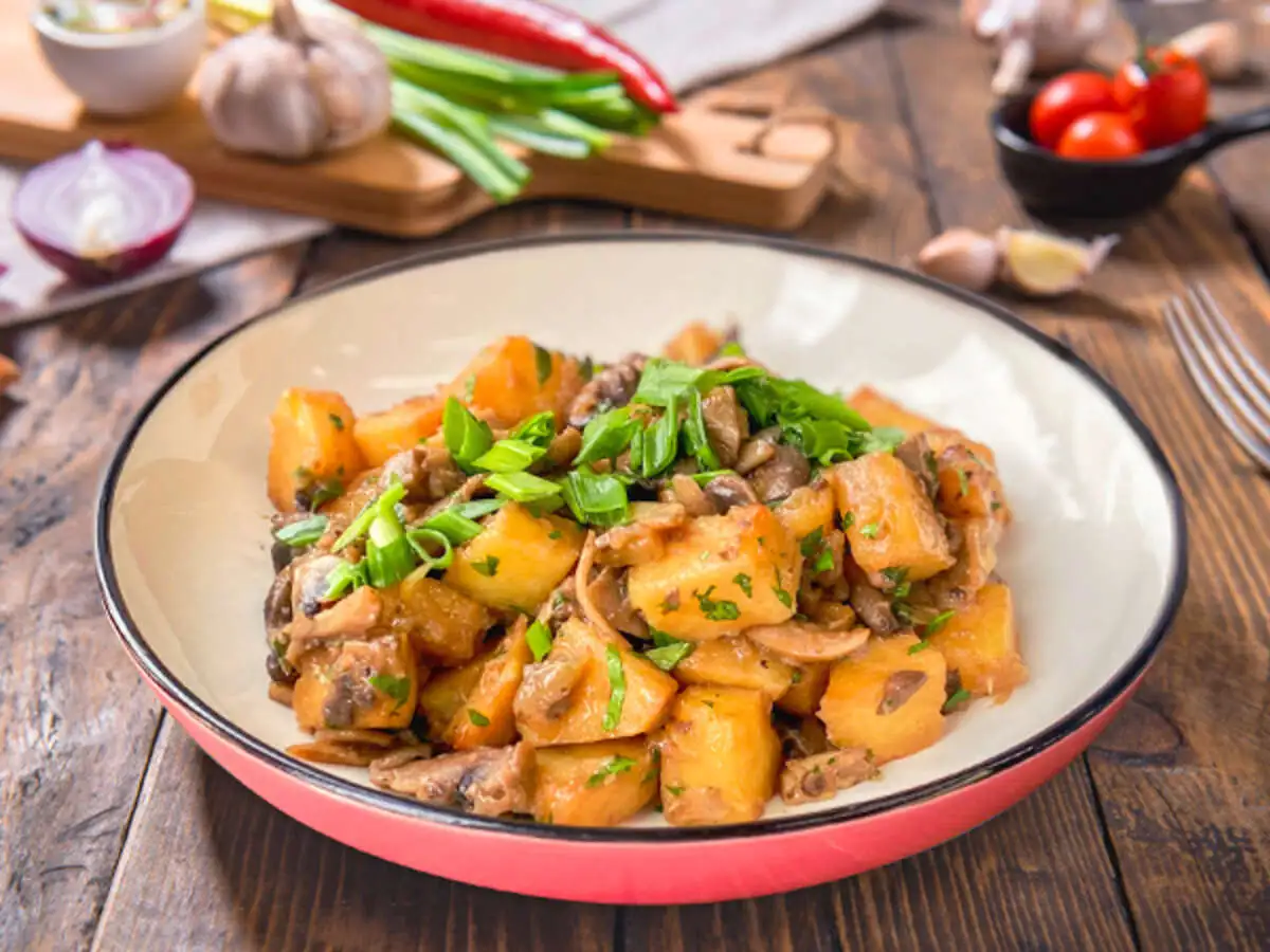 Жарёха с грибами и картошкой