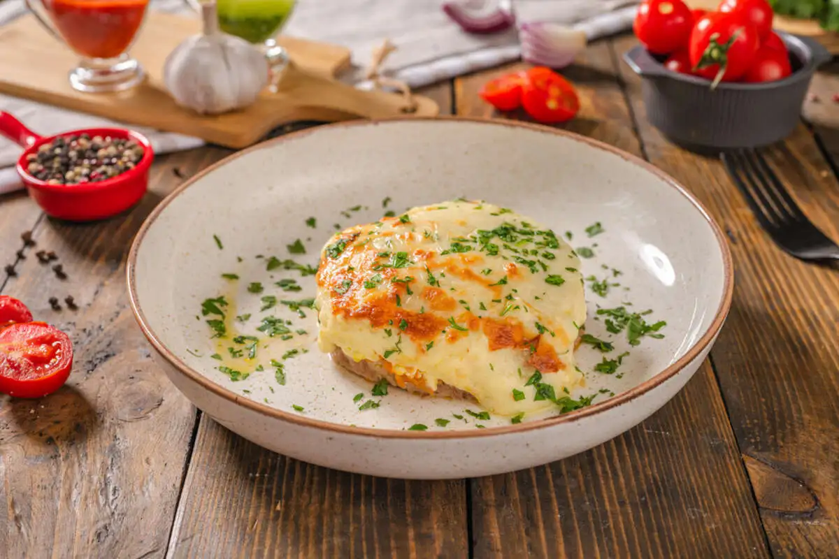 Курица с кабачками запечённая под сыром
