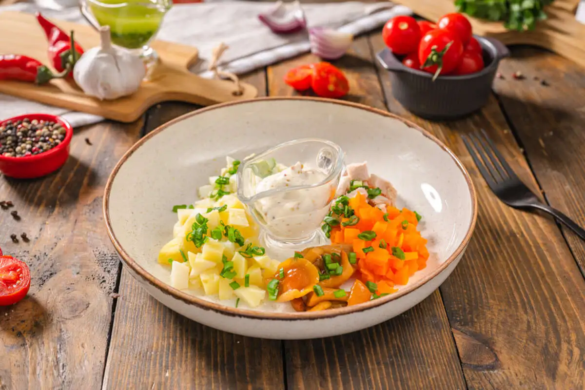 Салат Оливье с куриной грудкой и опятами