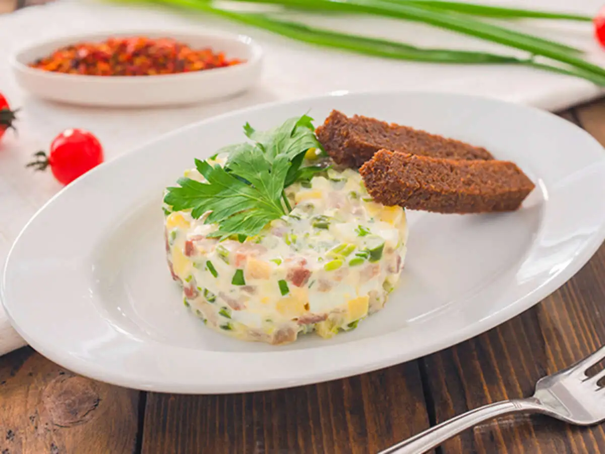 Салат с сельдью и гренками