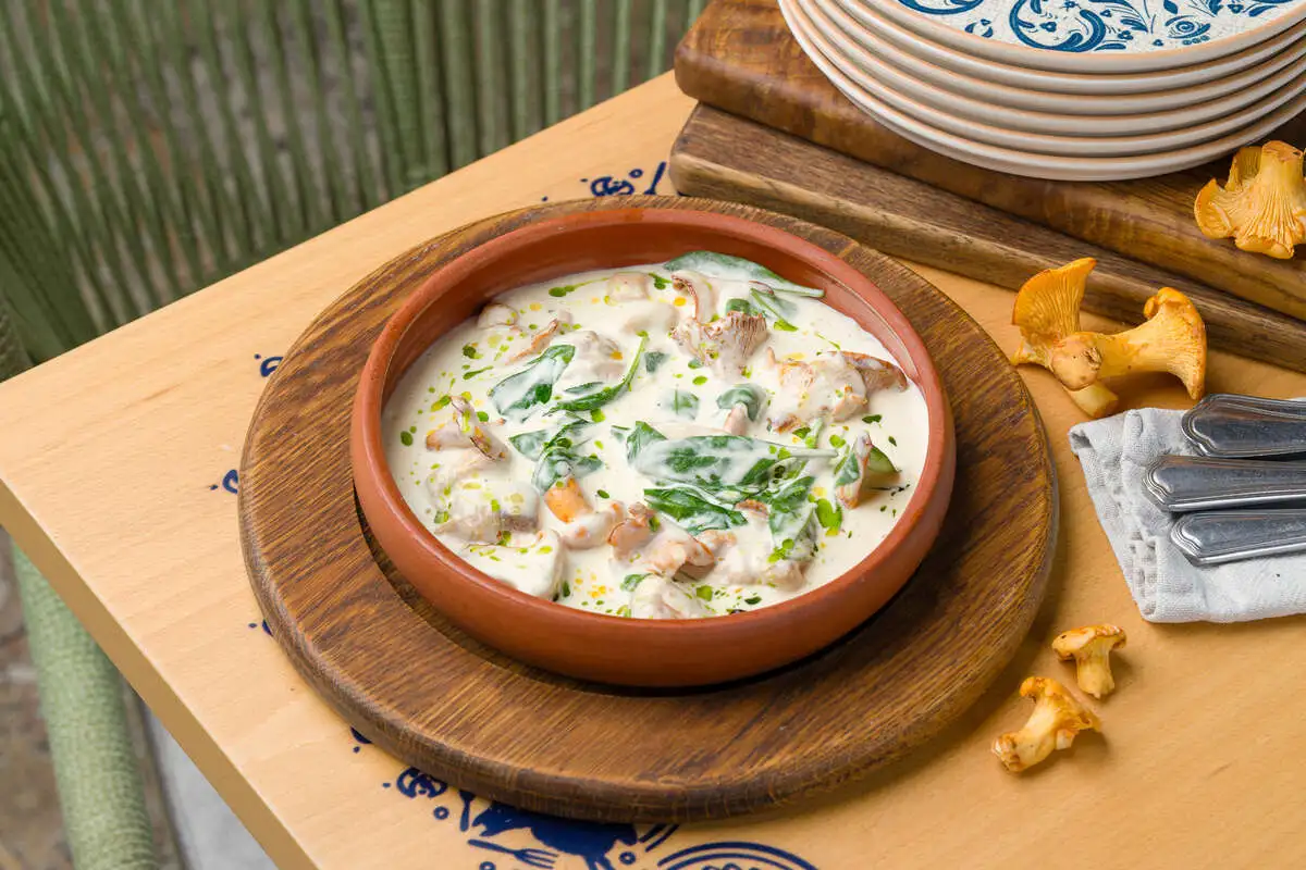 Чкмерули с курицей и лисичками