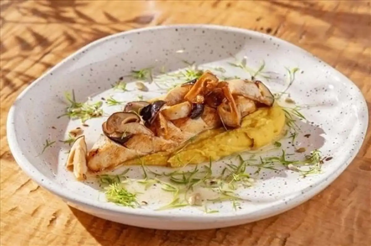 Куриная грудка с хумусом и белыми грибами