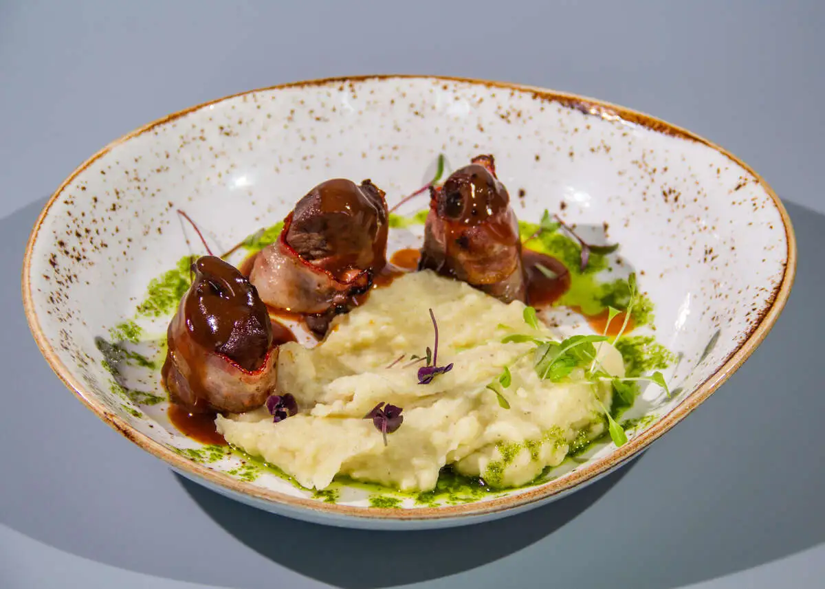 Мясо страуса в беконе с пюре 135/150/40г