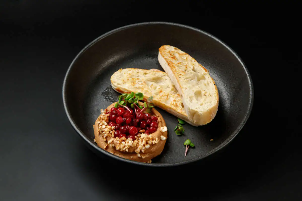 Паштет из куриной печени с хрустящей чиабаттой и пряной брусникой