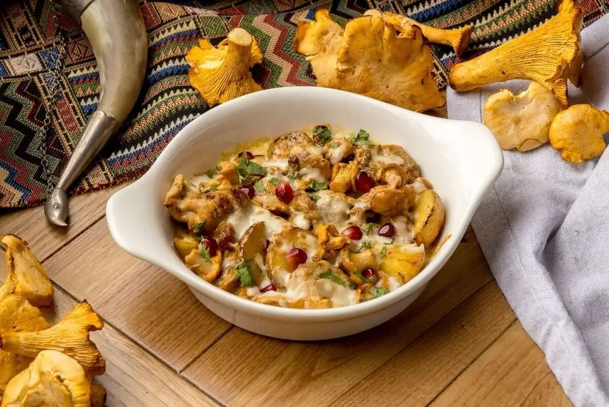 Чкмерули с цыпленком и лисичками
