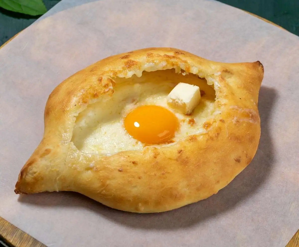 Хачапури по-аджарски с яйцом