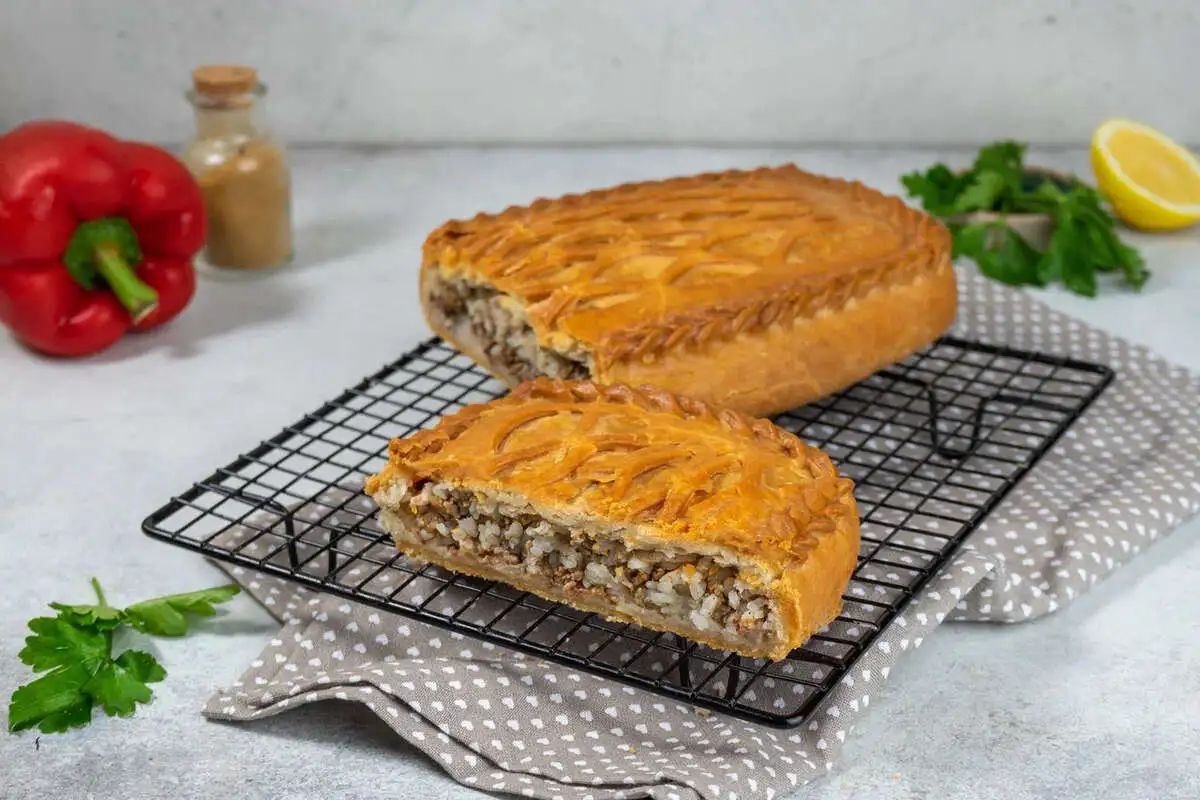 Кусок пирога с мясом и рисом