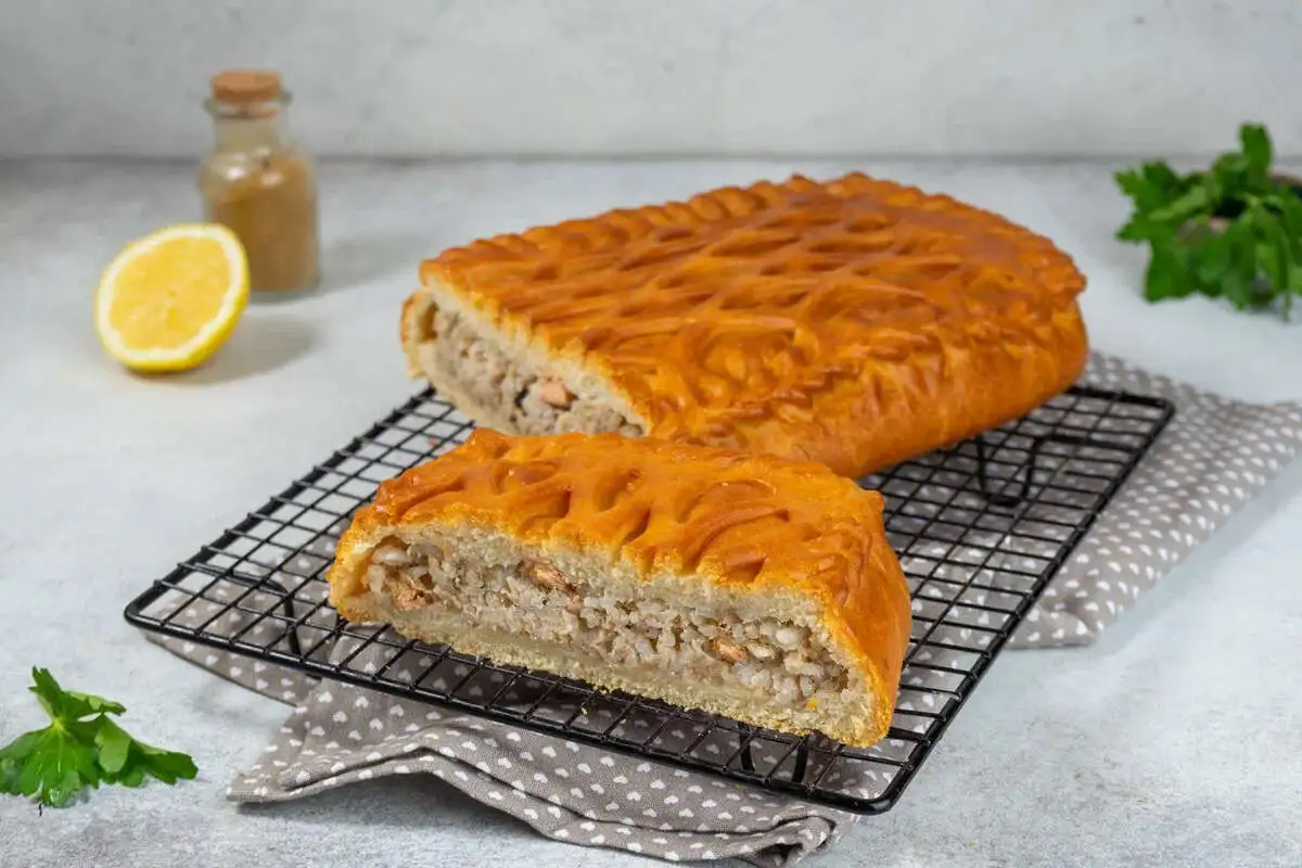 Кусок Пирога с рисом и рыбой 