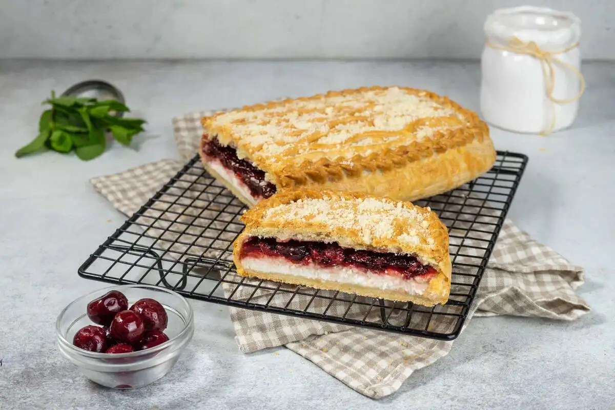Кусок пирога с творогом и вишней