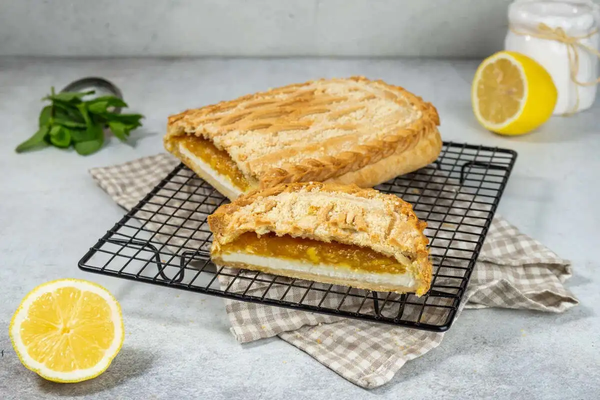 Кусок пирога с творогом и лимоном