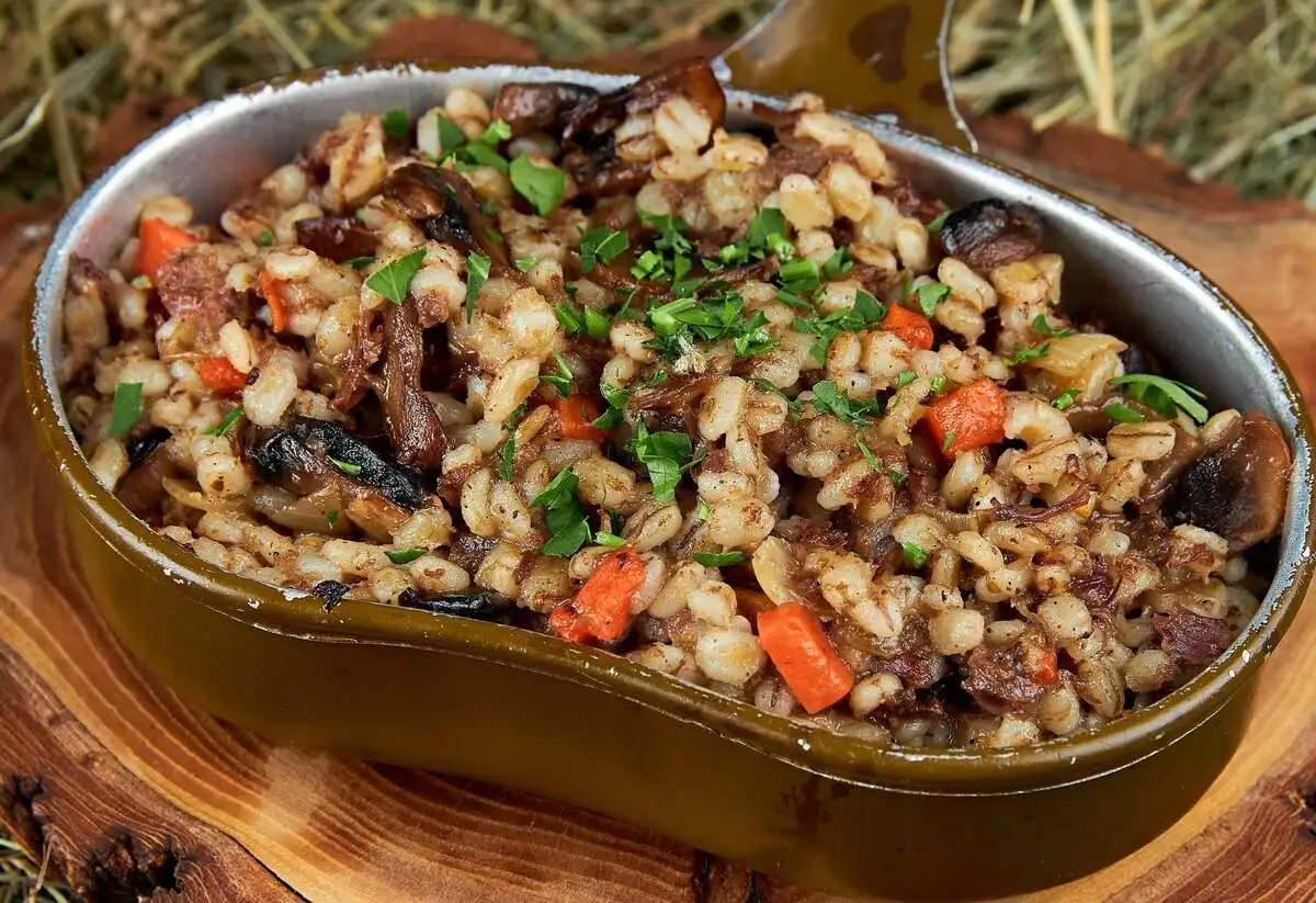 Перловка с тушенкой