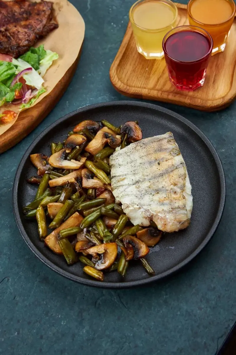 Судак на мангале с фасолью и грибами