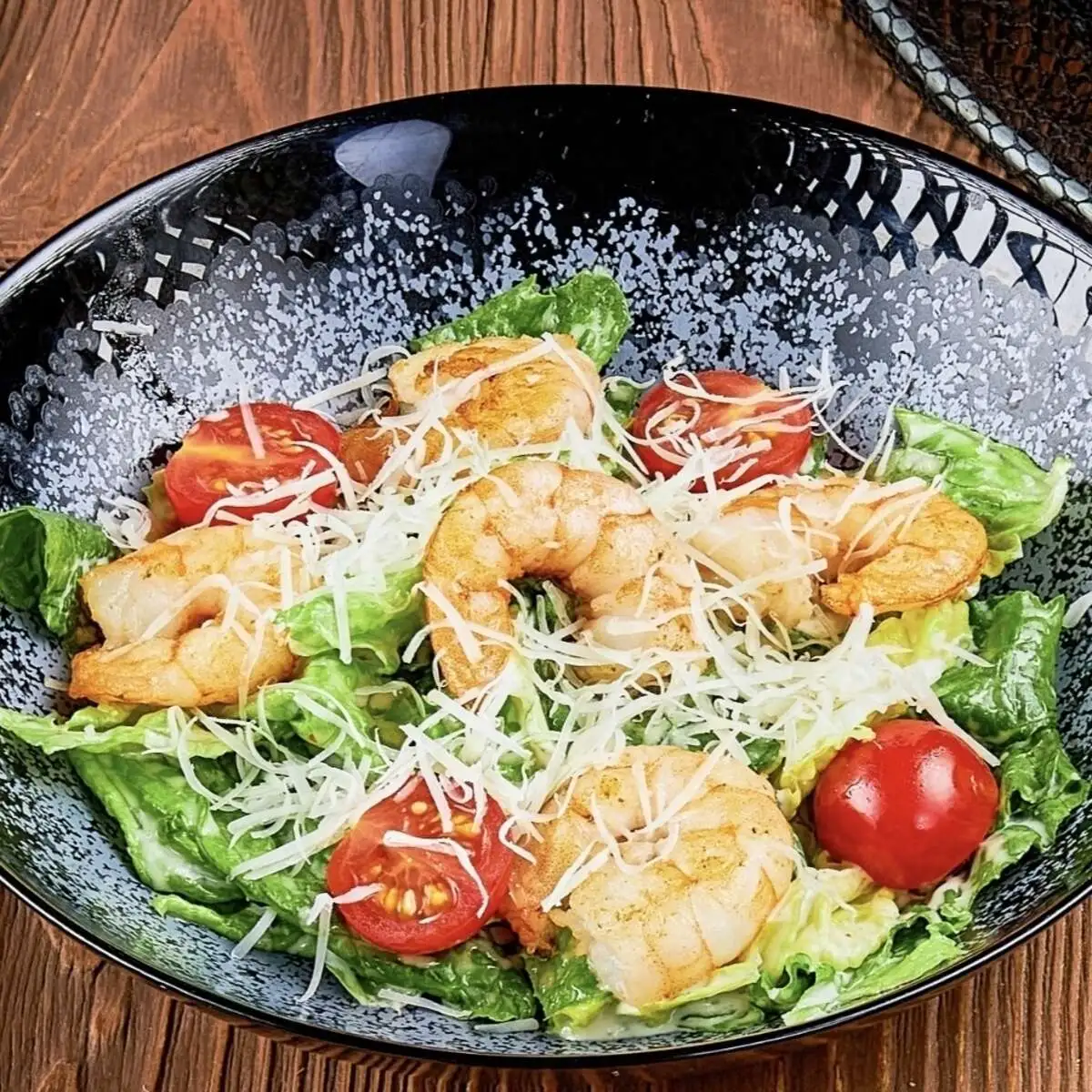 Салат Цезарь с креветками
