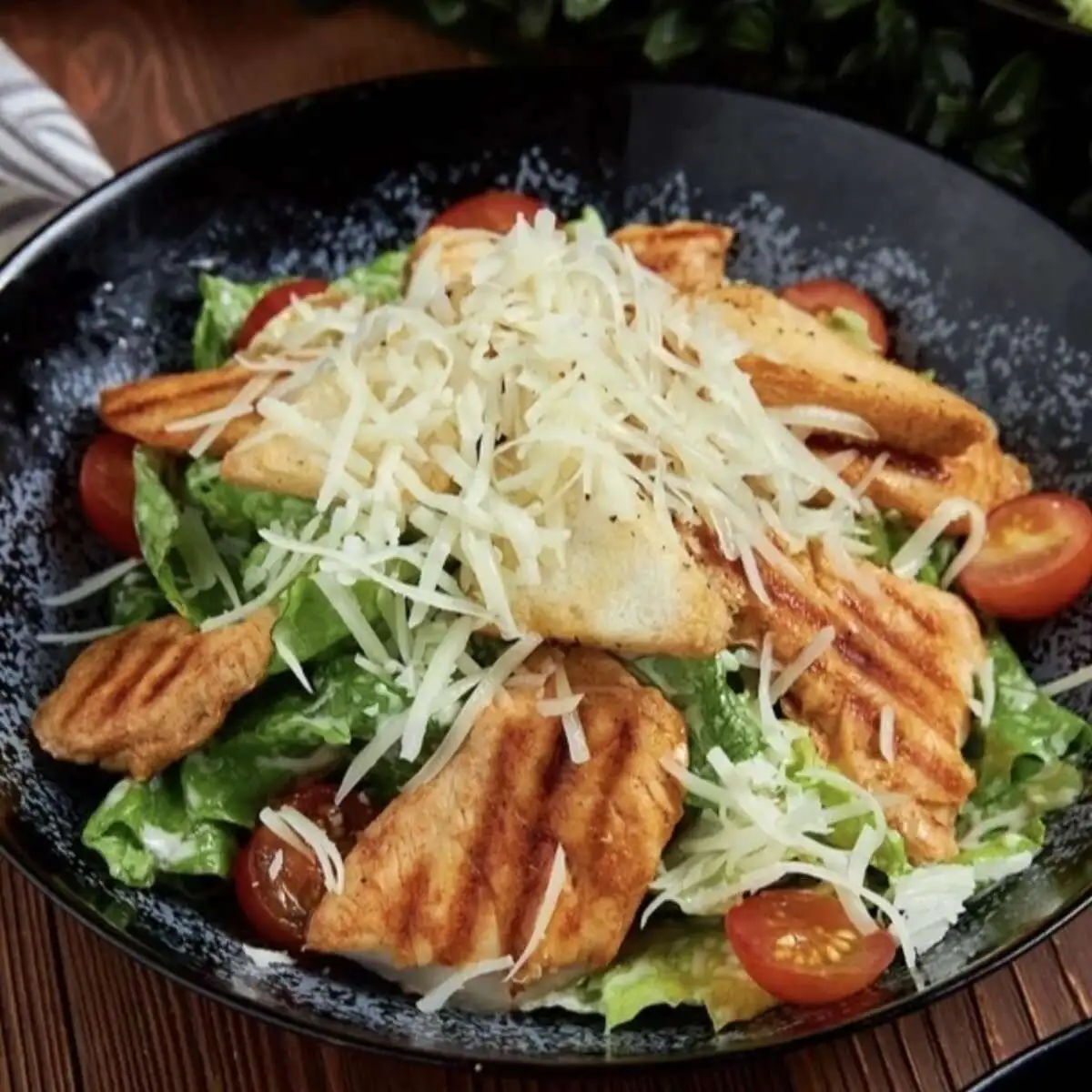 Салат Цезарь с курицей