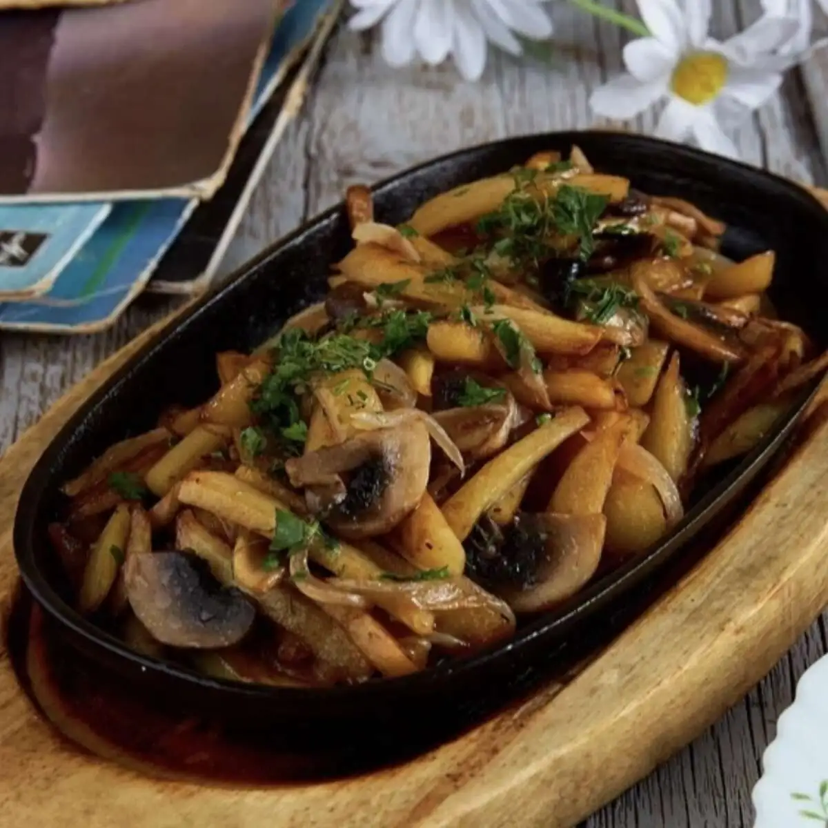 Жареный картофель с грибами
