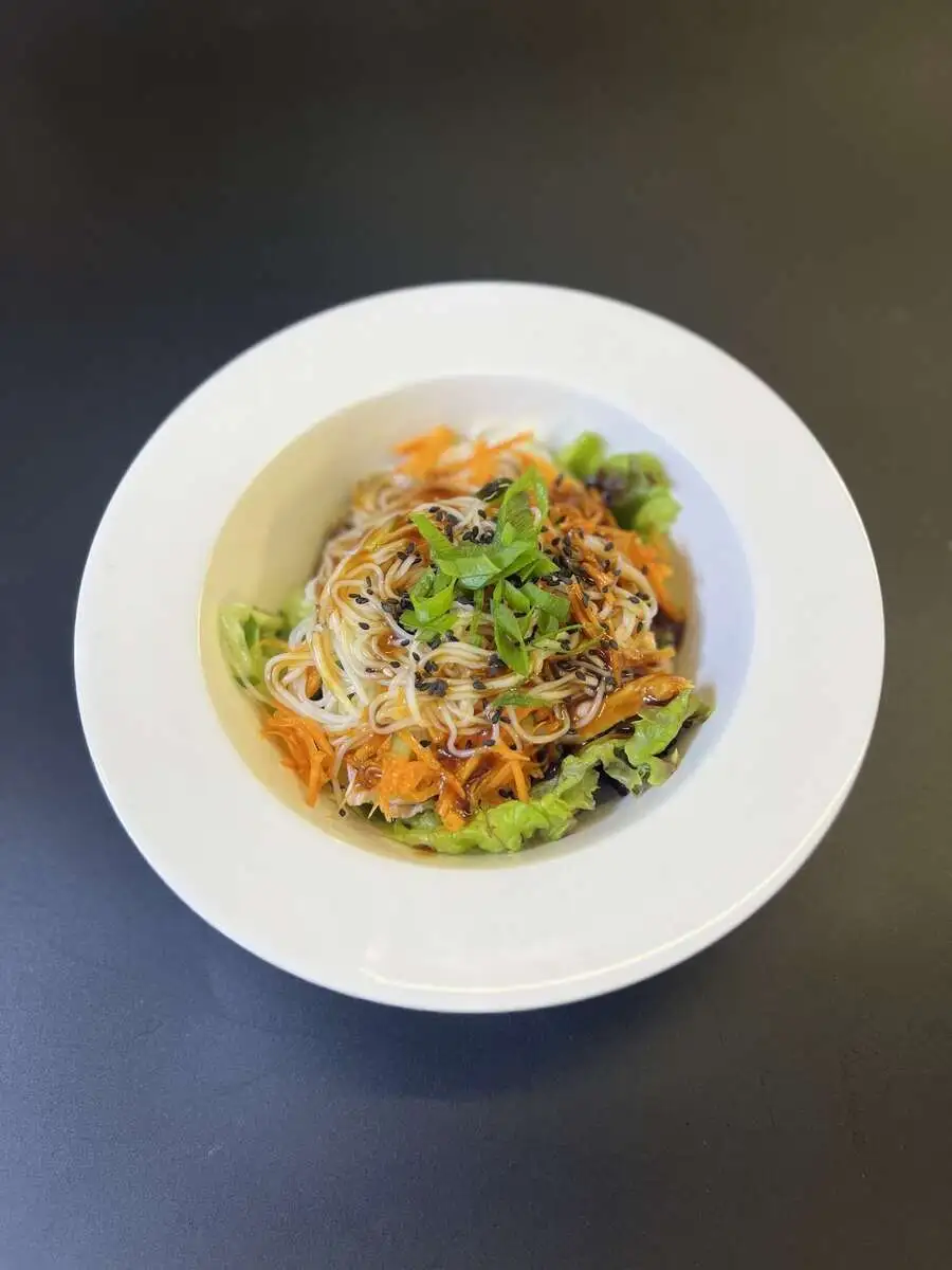 БЛ Салат с фунчозой и курицей