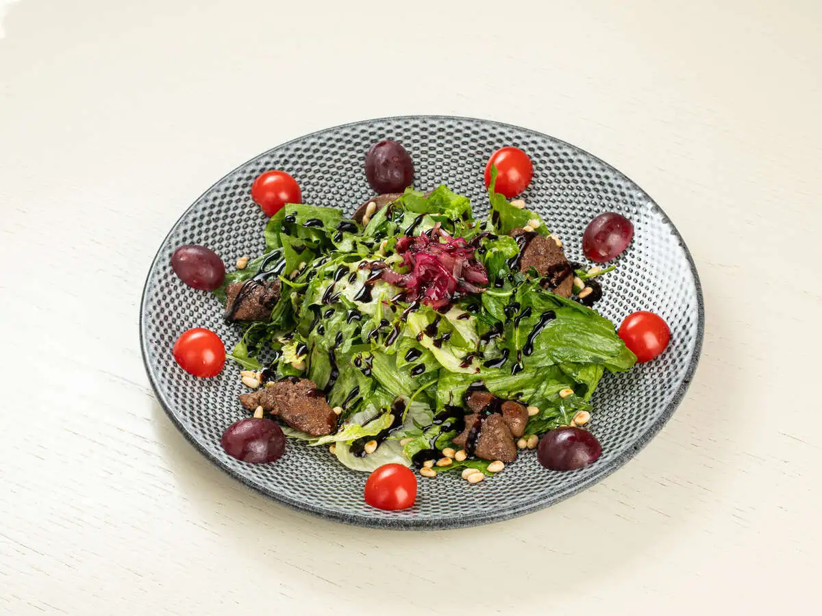 САЛАТ АЗИАТСКИЙ С КУРИНОЙ ПЕЧЕНЬЮ