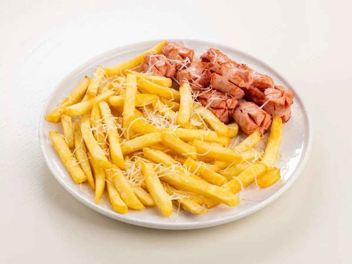 Хрустящая фри с пармезаном и сочными сосисками из индейки