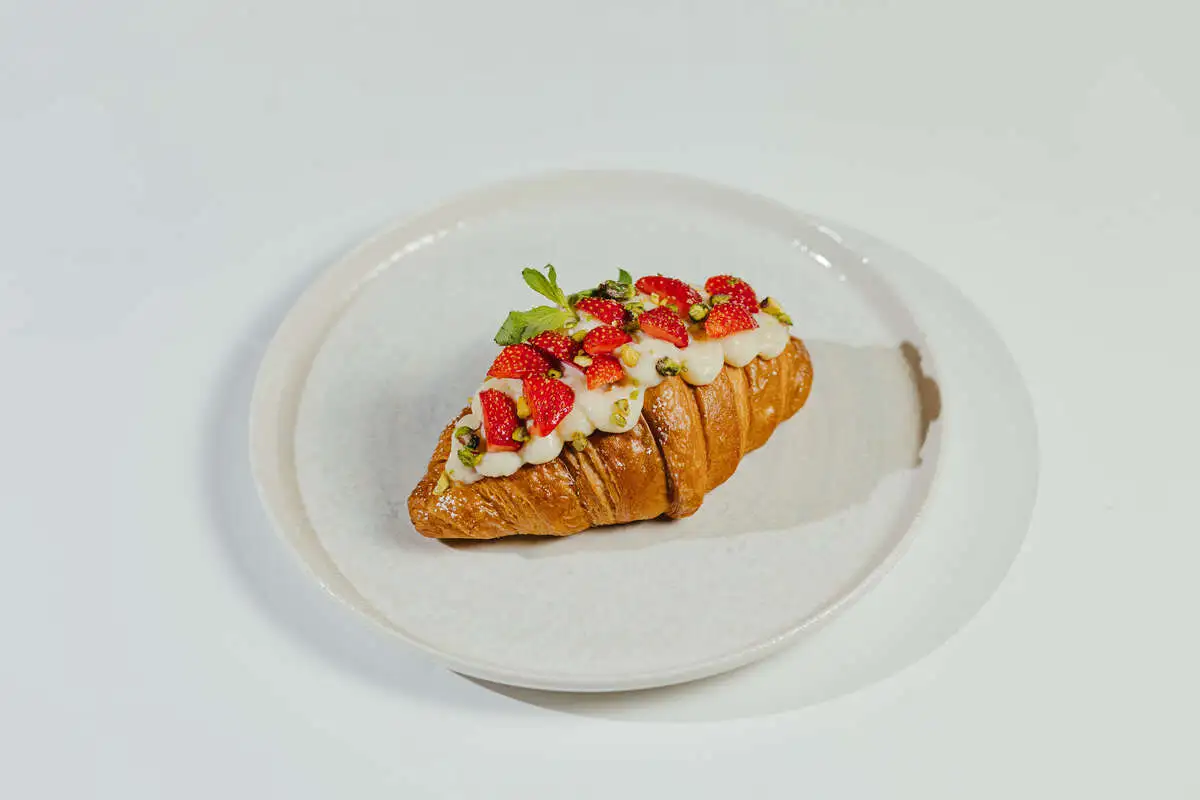 Круассан с клубникой