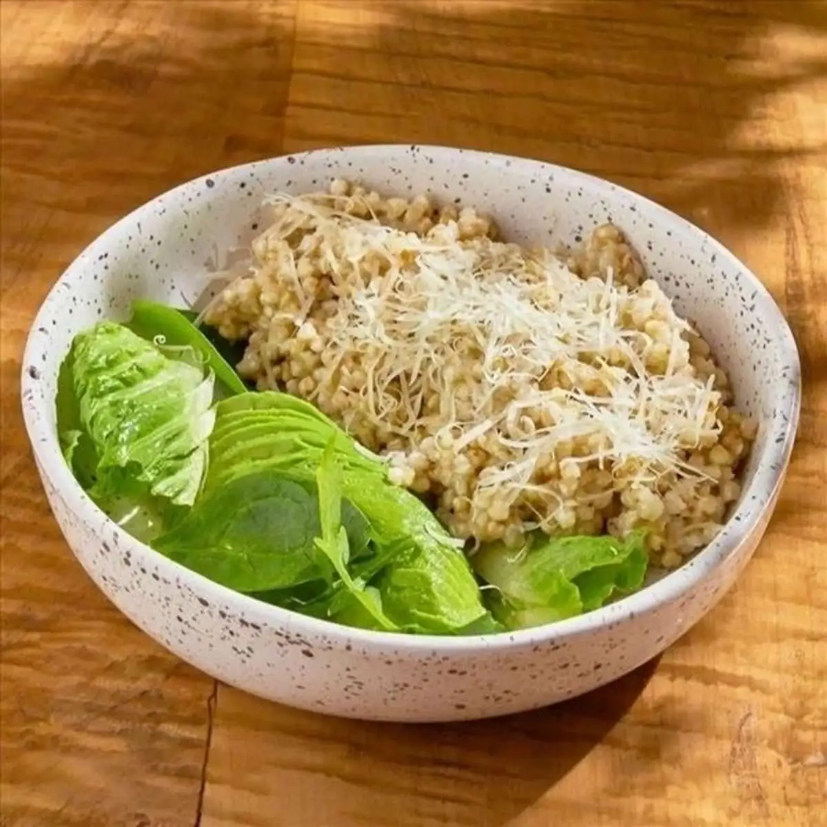 Зелёная гречка с пармезаном и авокадо