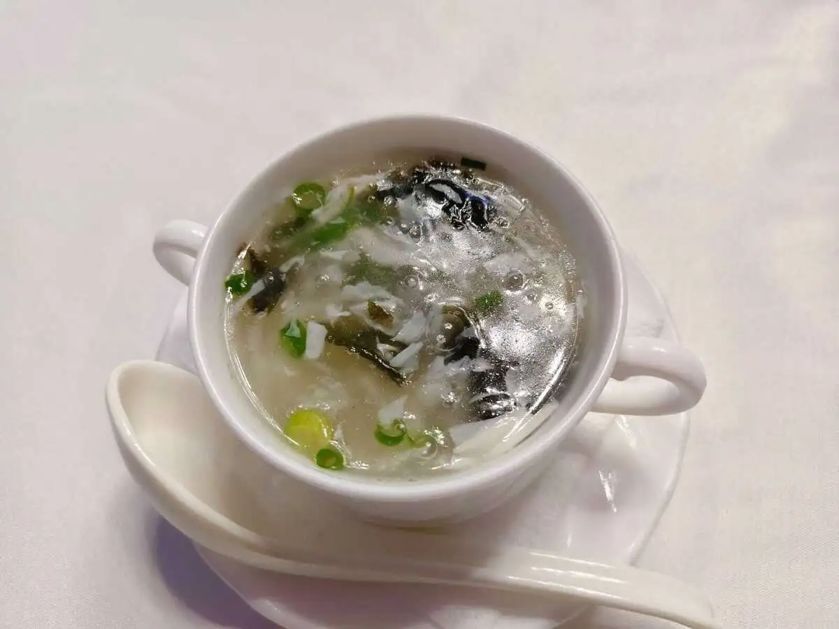 Суп с водорослями и яйцом 紫菜蛋花汤