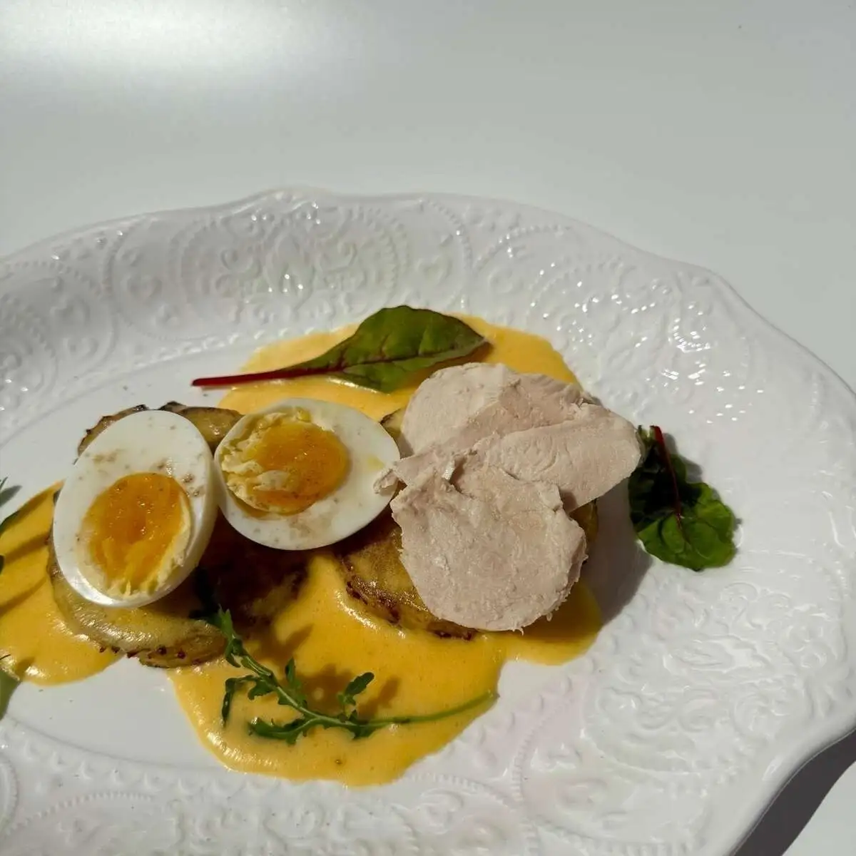 Драники с цыпленком, яйцом и Голландским соусом 280