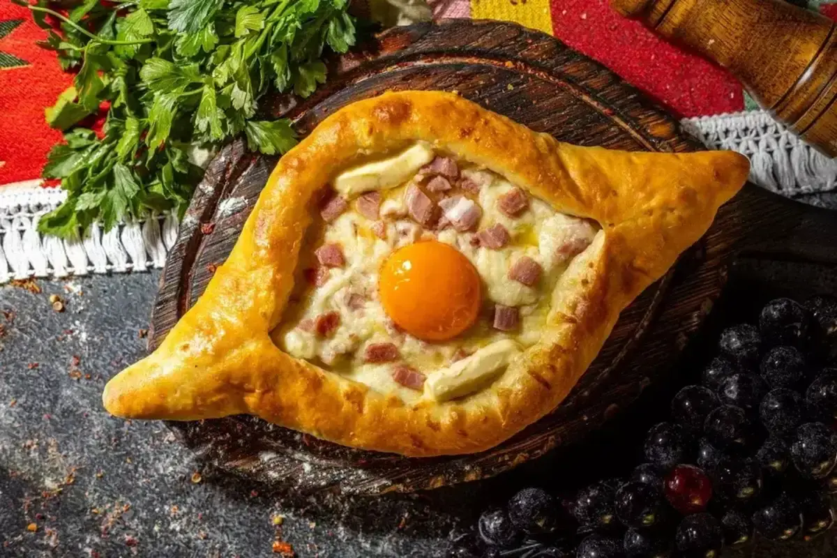 Хачапури по-аджарски с беконом большой