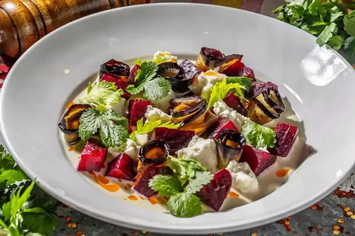 Печёная свёкла с домашним сыром, баклажаном и кукурузным соусом