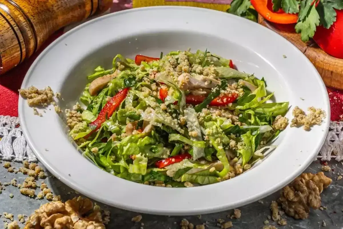 Легкий салат с курицей под винным соусом кинзмари