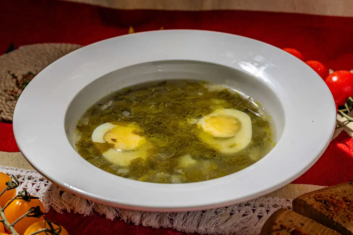 Щавелевый суп с яйцом