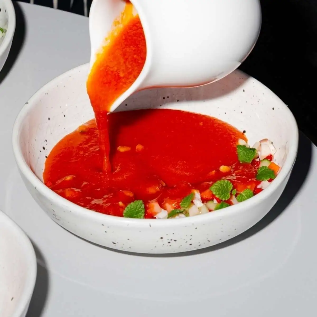 Гаспачо с осьминогом и клубникой