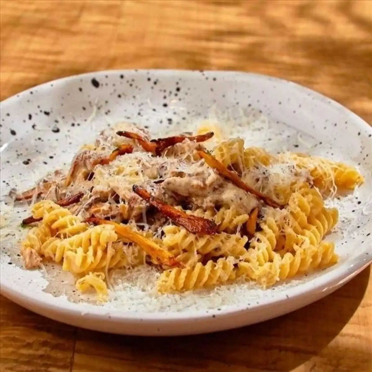 Фузилли с моцареллой пармезаном и грибами 