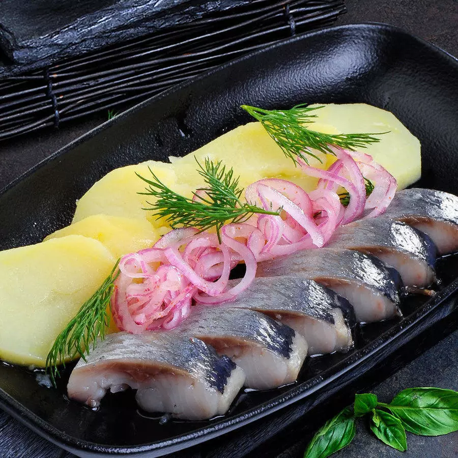 Сельдь с отварным картофелем и маринованным луком