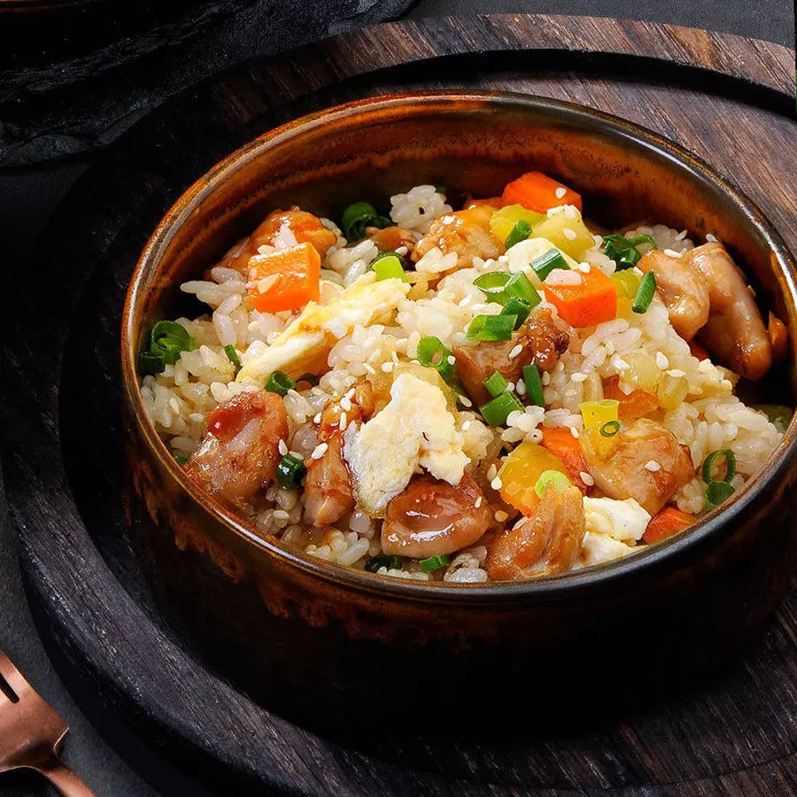 Жареный рис с курицей и яйцом