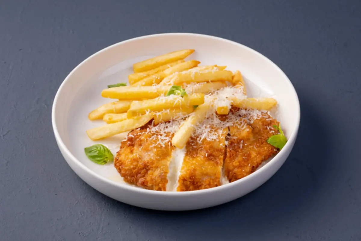 Куриный шницель с картофелем фри