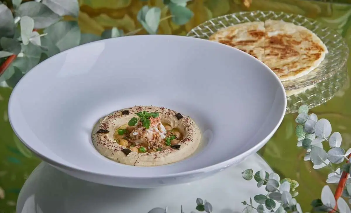 Хумус с крабом, трюфелем и лепёшкой роти
