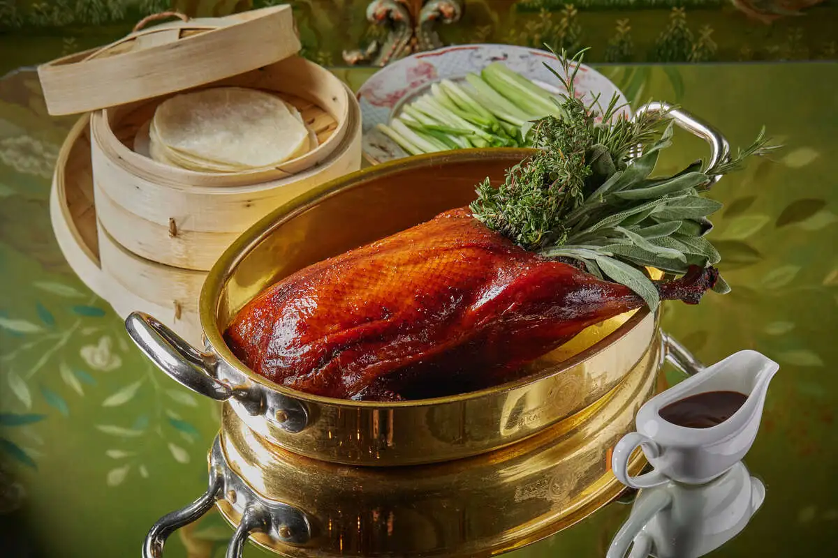 Жареная Пекинская Утка с домашними блинчиками и черной икрой