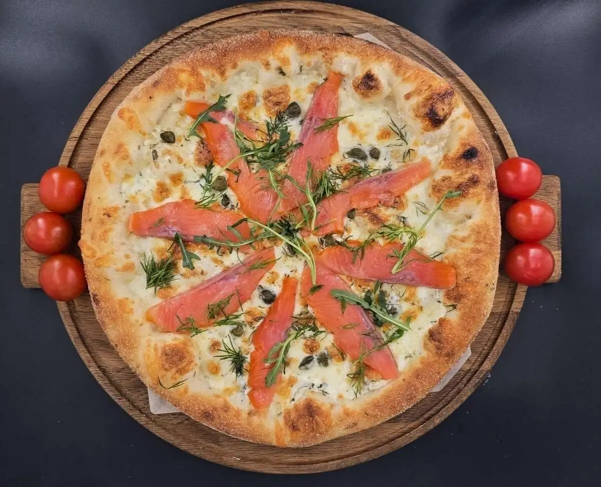 Пицца с копченой форелью и каперсами (30 см.)