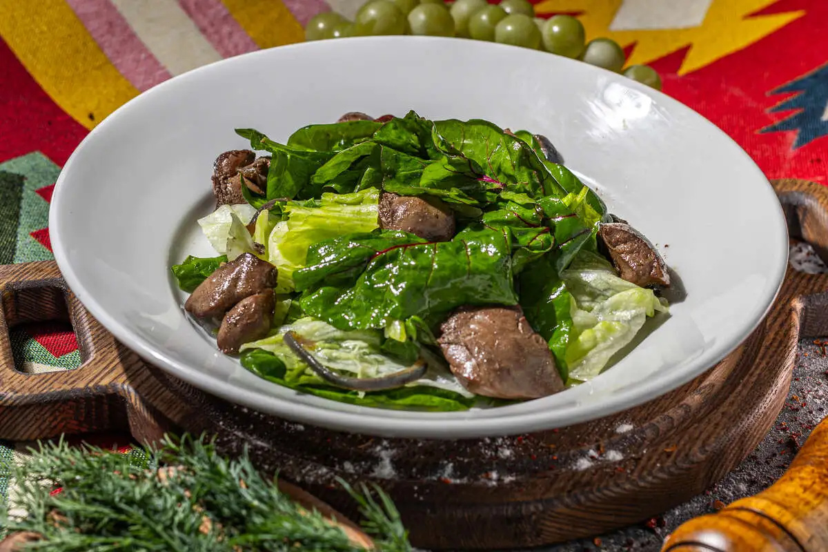 Зеленый салат с куриной печенью
