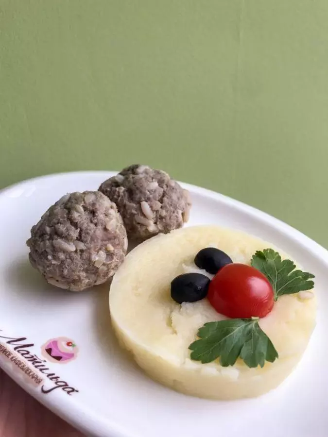 Ёжики из фарша и риса, гарнир – пюре картофельное