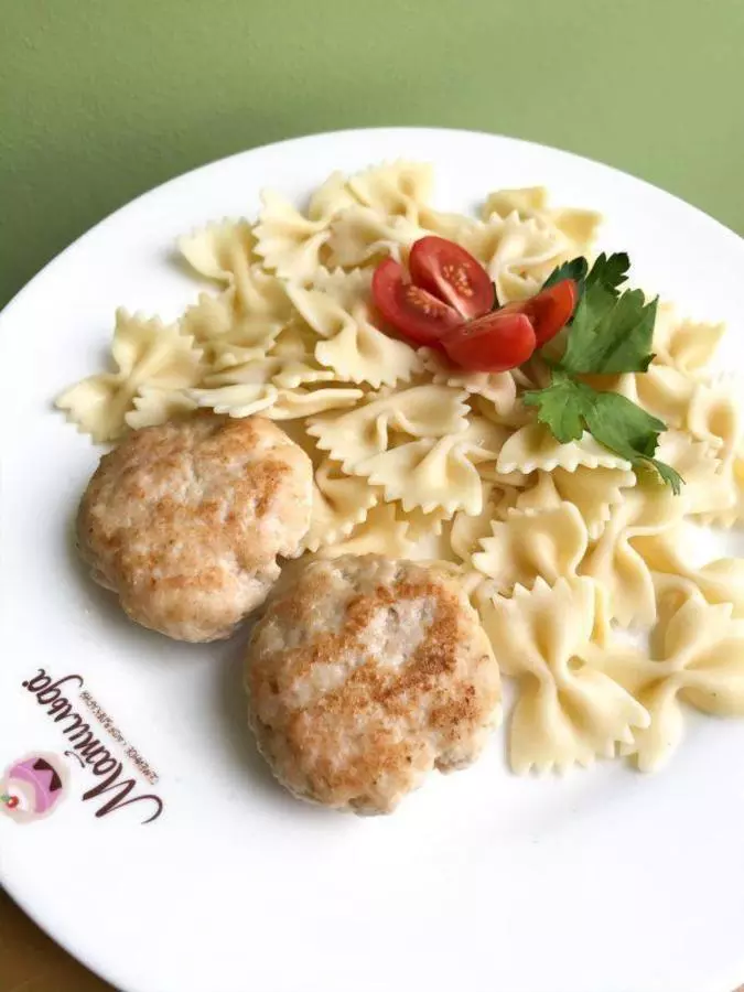 Котлетки куриные, гарнир – макарошки